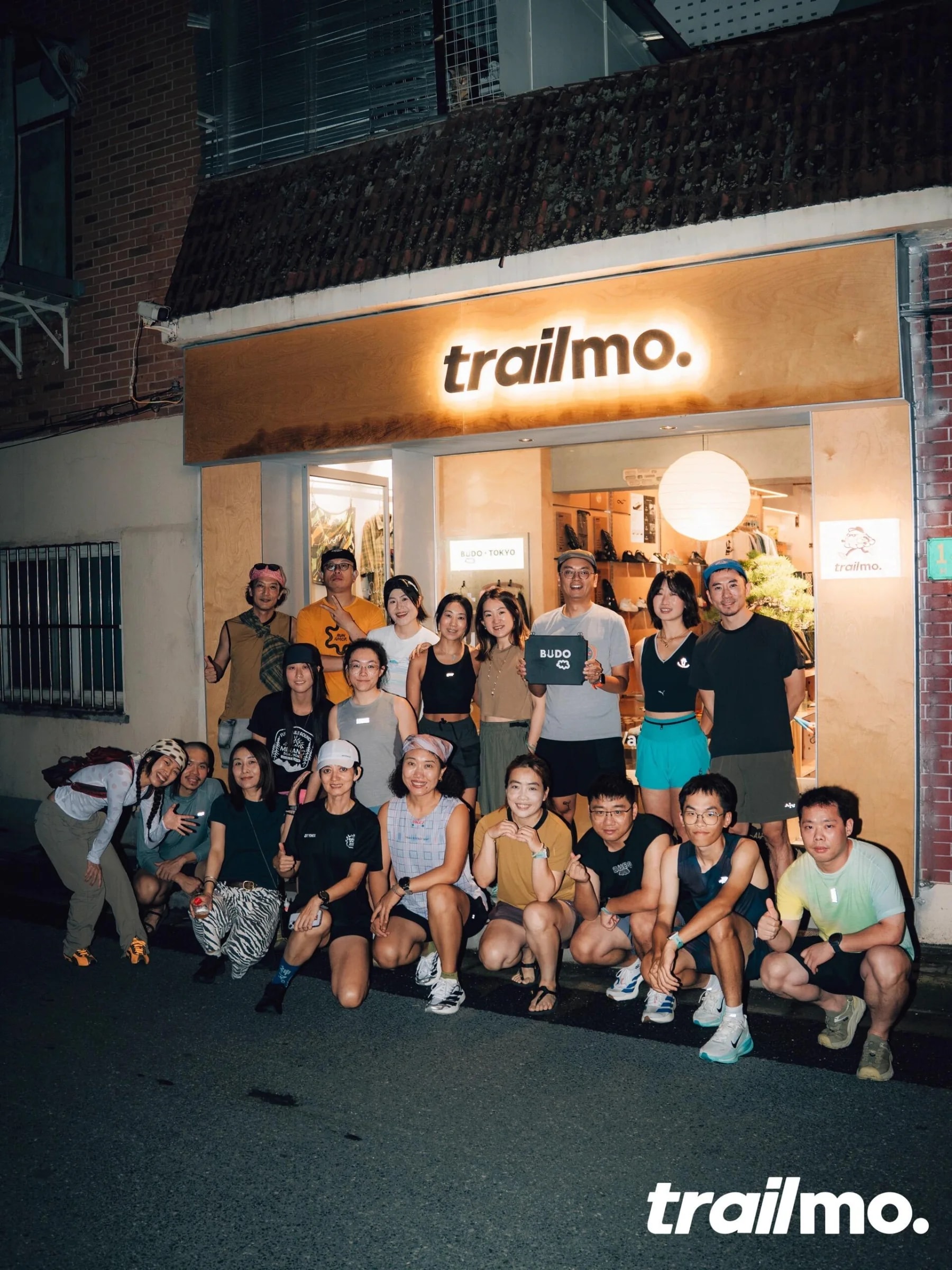 BUDO 与 TrailMo 在上海门店举办跑者社区活动后的合影