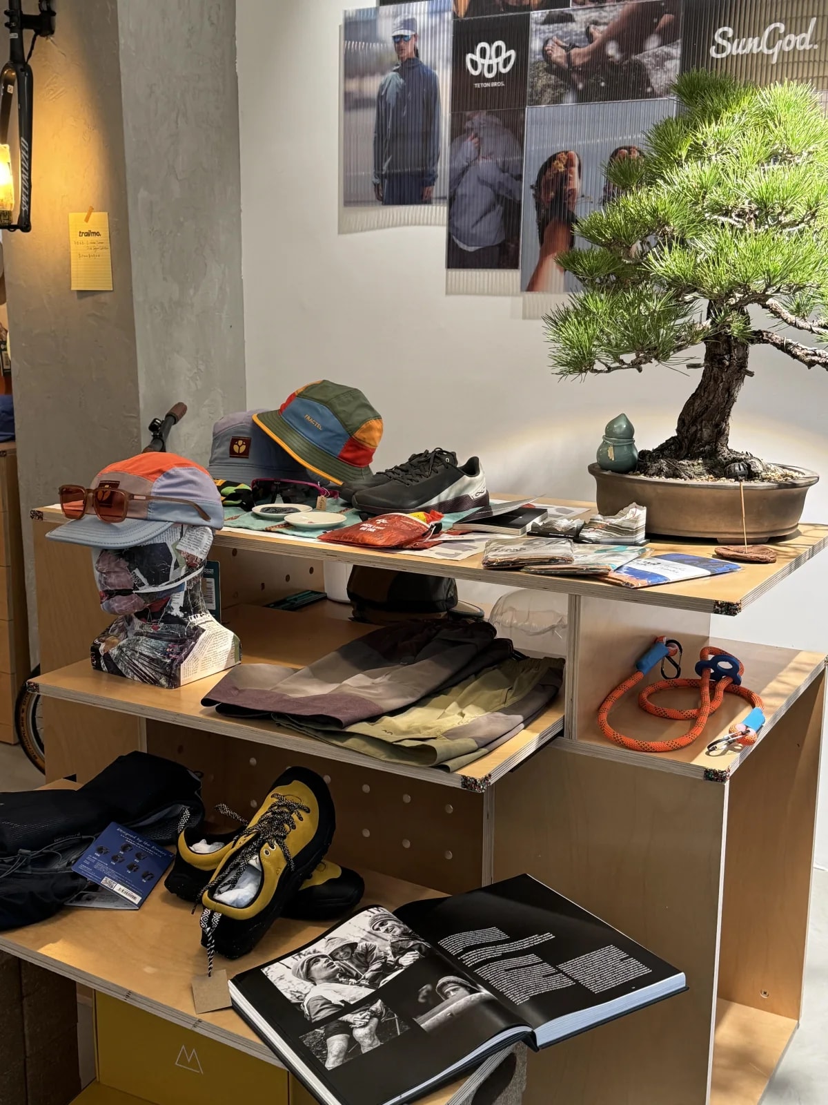TrailMo 上海门店内的多品牌运动装备陈列与体验空间