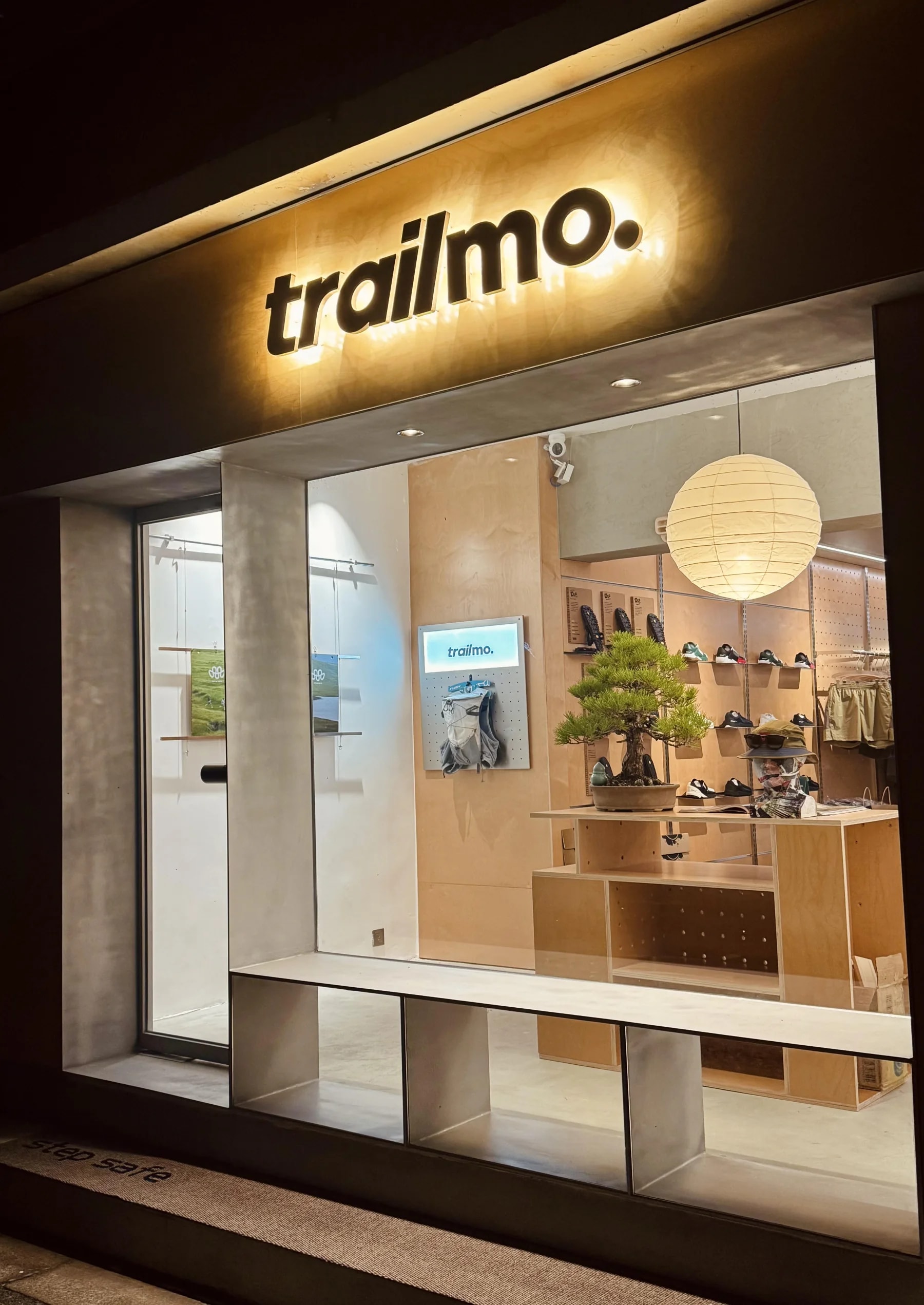 TrailMo 上海利西路门店外立面与运动品牌陈列